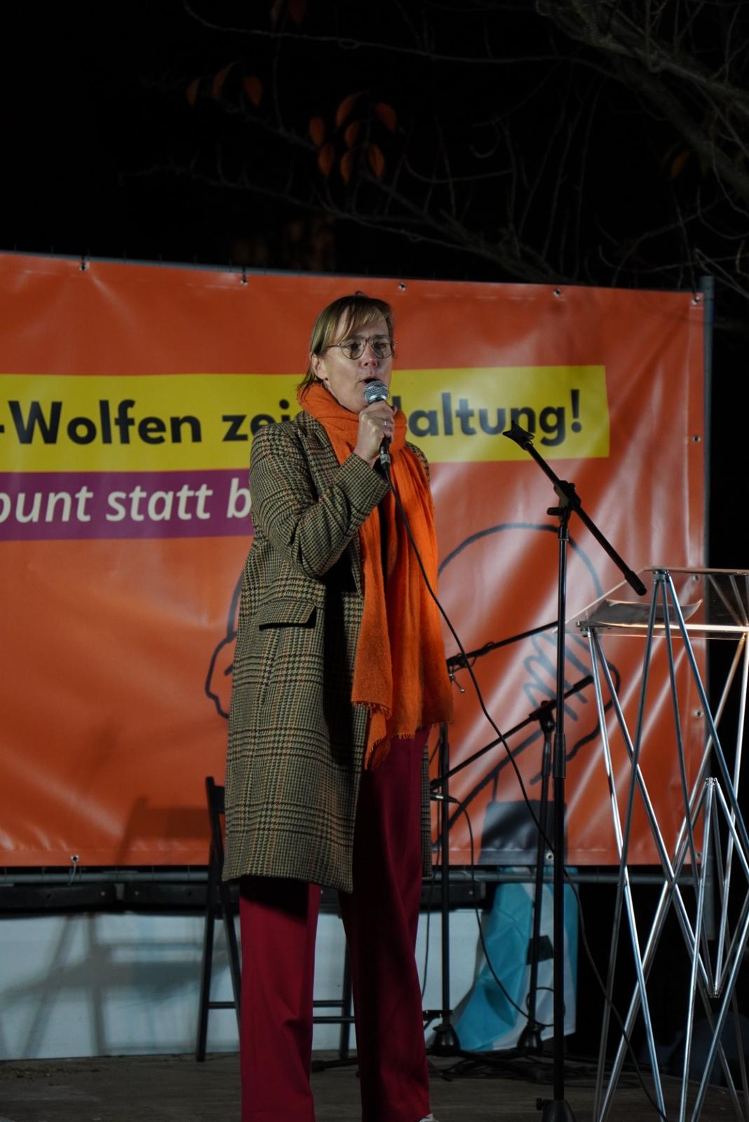 Eva von Angern bei der Kundgebung "Bitterfeld-Wolfen zeigt Haltung" am 3.11.2025