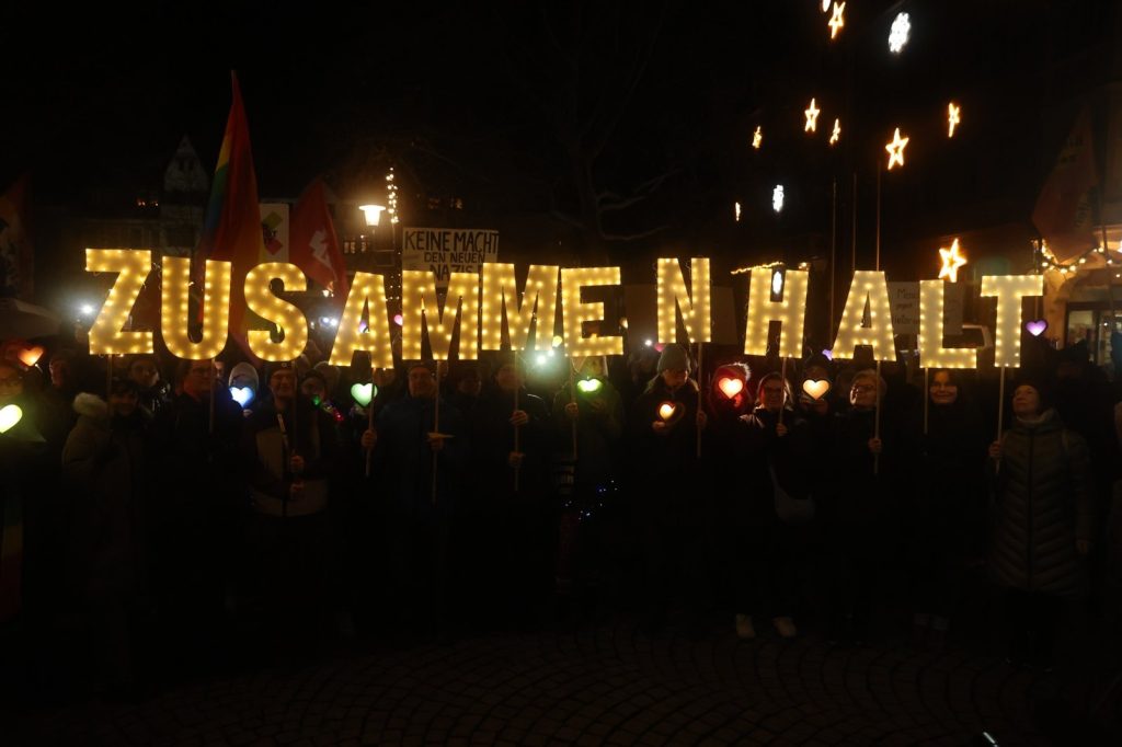 Kundgebung in Bitterfeld-Wolfen am 1.12.2025. (c) Netzwerk Zukunft. Miteinander gestalten!